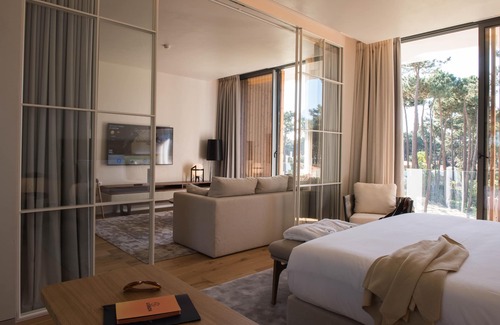 Charneca de Caparica e Sobreda Hotel | Elegant Aroeira Lisbon Hotel: Ocean Views & Golf Retreat