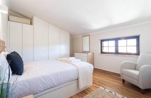 Belverde House | Relaxing Aroeira Sunny Villa with Ocean View & Pool