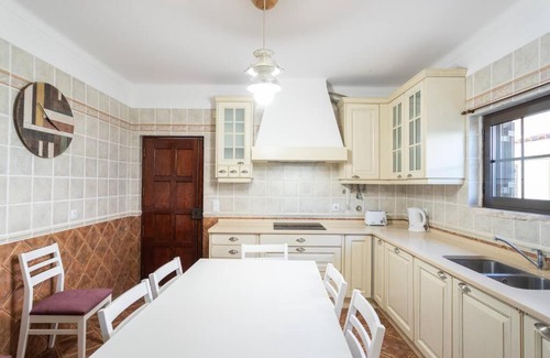 Belverde House | Relaxing Aroeira Sunny Villa with Ocean View & Pool