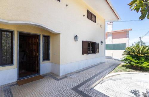 Belverde House | Relaxing Aroeira Sunny Villa with Ocean View & Pool