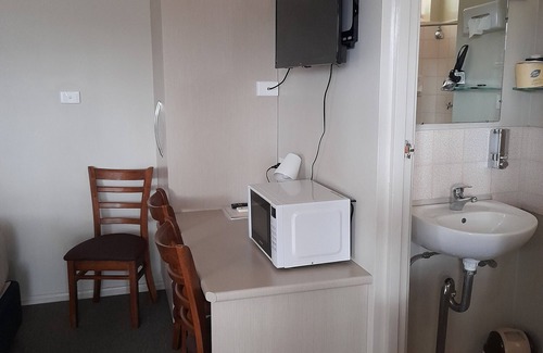 Temora Hotel | Cozy Stay at Aromet Motor Inn with Pool & Restaurant