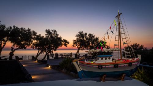 Imerovigli Villa | Experience Aronia Villa: Guest Rated 9.9 with Hot Tub