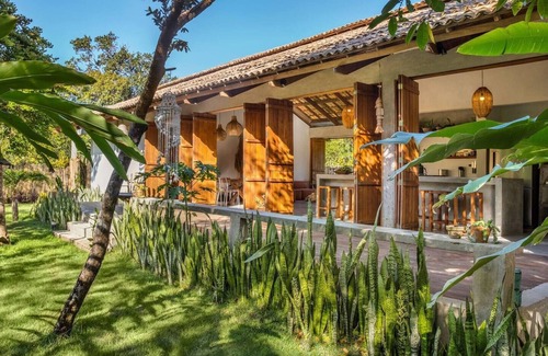 Marau House | Contemporary Architecture Steps from the Beach Awaits You
