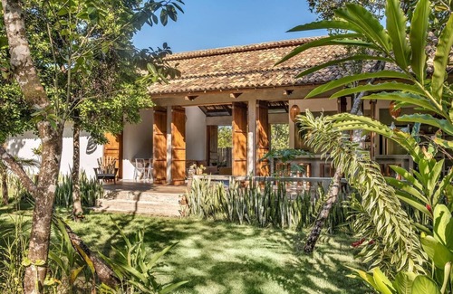 Marau House | Contemporary Architecture Steps from the Beach Awaits You