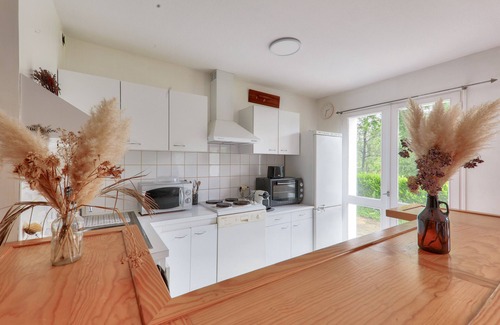Arradon Apartment | Welcoming Arradon: Enjoy Terrace Dining and Plancha Magic!