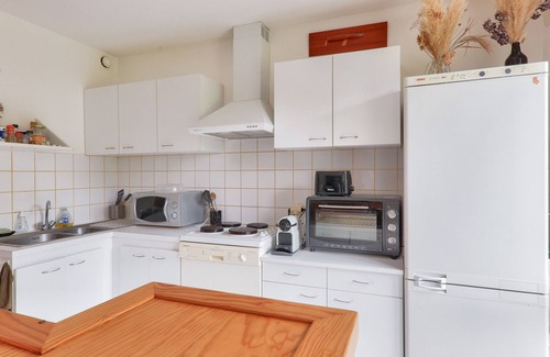 Arradon Apartment | Welcoming Arradon: Enjoy Terrace Dining and Plancha Magic!