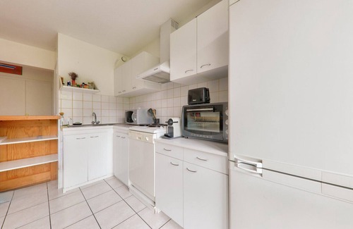 Arradon Apartment | Welcoming Arradon: Enjoy Terrace Dining and Plancha Magic!