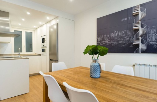 San Sebastian Centro Apartment | Experience Arrasate Center: Oceanfront Stay with Spa Access