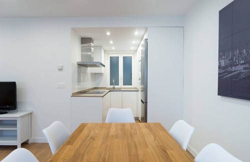 San Sebastian Centro Apartment | Experience Arrasate Center: Oceanfront Stay with Spa Access