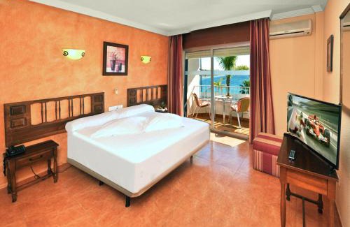 Almunecar Hotel | Cozy Arrayanes Playa Almuñecar: Poolside Oceanfront Bliss