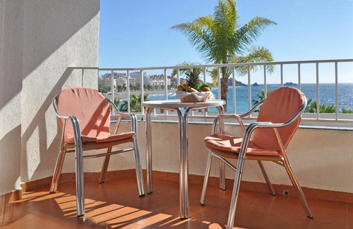 Almunecar Hotel | Cozy Arrayanes Playa Almuñecar: Poolside Oceanfront Bliss
