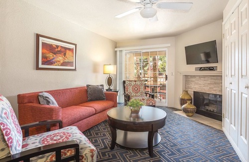 Paradise Resort | Experience Red Rock Canyon Just 20 Minutes Away!
