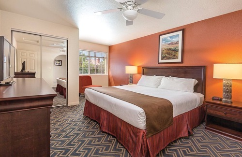 Paradise Resort | Experience Red Rock Canyon Just 20 Minutes Away!