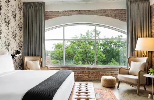 South Main Historic District Hotel | Experience ARRIVE Memphis: Pet-Friendly & Rated 9.2/10