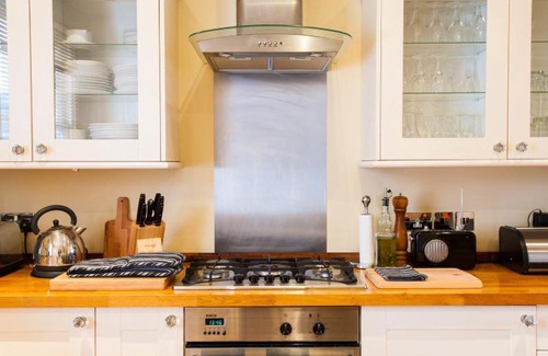 Royal Borough of Kensington and Chelsea Apartment | Inviting Arrondissement Chelsea: 4-Star Stay with Breakfast