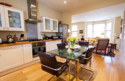 Royal Borough of Kensington and Chelsea Apartment | Inviting Arrondissement Chelsea: 4-Star Stay with Breakfast