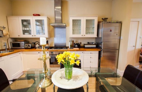 Royal Borough of Kensington and Chelsea Apartment | Inviting Arrondissement Chelsea: 4-Star Stay with Breakfast
