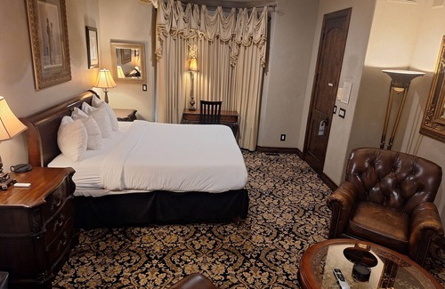 Doubleheader Bed & Breakfast | Arrowhead Manor B&B close to Red Rocks Amphitheater