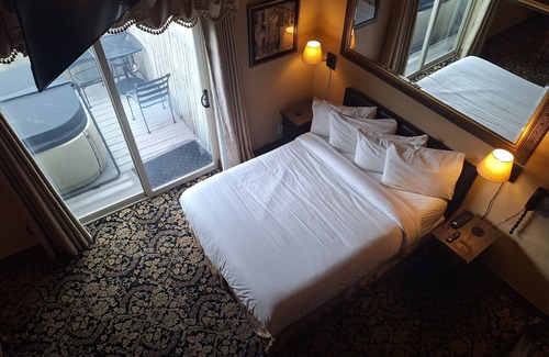 Doubleheader Bed & Breakfast | Arrowhead Manor B&B close to Red Rocks Amphitheater