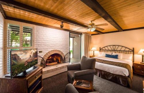 Uptown Sedona Resort | Relaxing Arroyo Roble Resort with Pool & Hot Tub Amenities