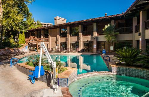 Uptown Sedona Resort | Relaxing Arroyo Roble Resort with Pool & Hot Tub Amenities