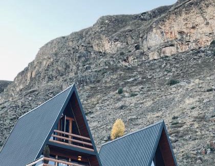 Kazbegi Ski Chalet | Guest Rated Arsha View: Pet-Friendly Stay with Hot Tub