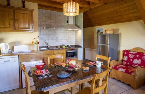 Villard-de-Lans Ski Chalet | Artful Chalet: Ski Instruction & Scenic Lake Views Await