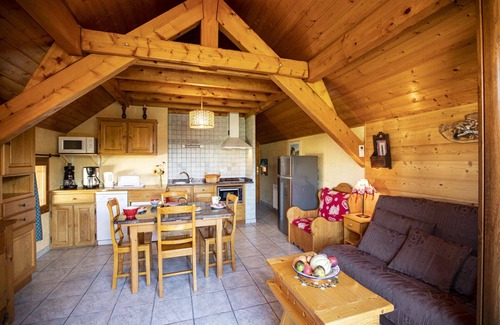 Villard-de-Lans Ski Chalet | Artful Chalet: Ski Instruction & Scenic Lake Views Await
