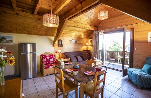Villard-de-Lans Ski Chalet | Artful Chalet: Ski Instruction & Scenic Lake Views Await