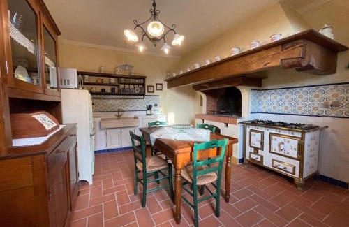 Larciano House | Inviting Art Apartment at Agriturismo il Vecchio Merlo