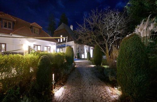 Grinzing Apartment | Guest Rated 9.8: Art Apartments Sievering for Families