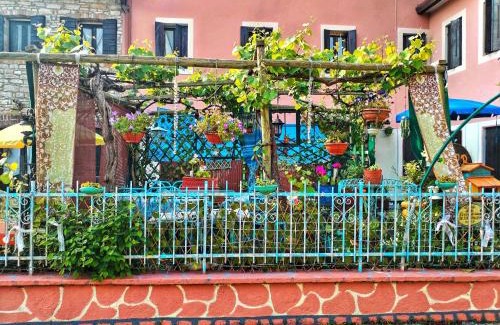 Revine Lago Bed & Breakfast | Pet-Friendly Art B&B La Casa del Pittore with Ocean Views