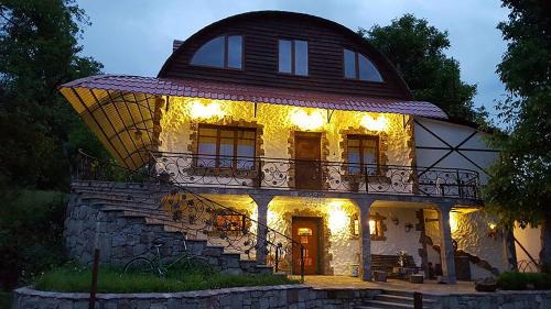 Samtskhe-Javakheti Ski Chalet | ART Chalet: Oceanfront Bliss with Pool & Pet-Friendly Charm