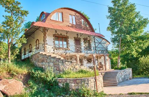 Samtskhe-Javakheti Ski Chalet | ART Chalet: Oceanfront Bliss with Pool & Pet-Friendly Charm