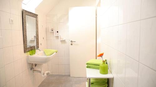 Sandershausen Apartment | Pet-Friendly Art City Studio Kassel with Breakfast Included