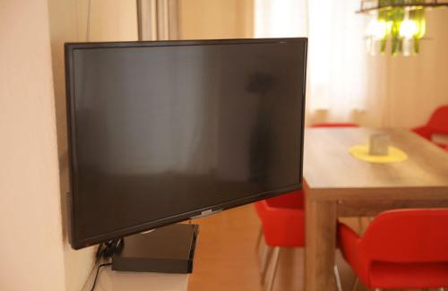 Sandershausen Apartment | Art City Studio Kassel: Pet-Friendly Retreat with Breakfast