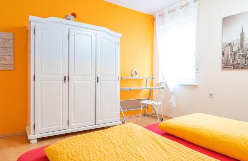 Sandershausen Apartment | Art City Studio Kassel: Pet-Friendly Retreat with Breakfast