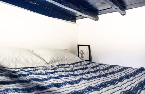 Mandraki House | Coastal Retreat: Art Curators Home with Breakfast Included
