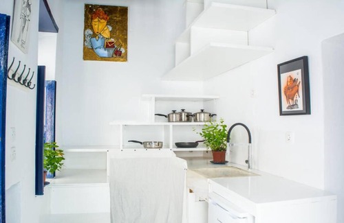 Mandraki House | Coastal Retreat: Art Curators Home with Breakfast Included