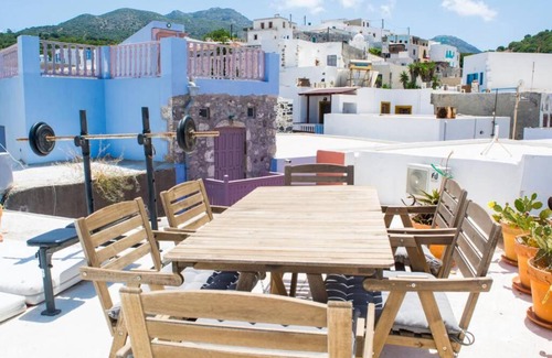 Mandraki House | Coastal Retreat: Art Curators Home with Breakfast Included