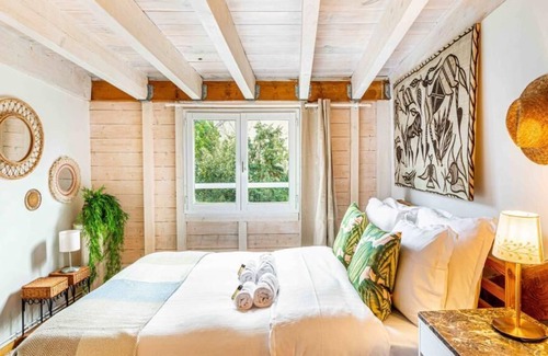 Meudon Apartment | Art & Curiosity Cabinet: 10/10 Stay Near Eiffel Tower