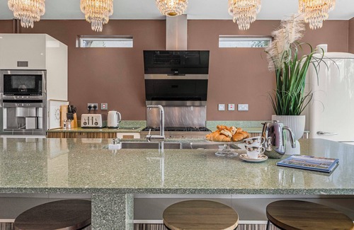 Oxford Villa | Elegant Art Décor Villa with Spa and Hot Tub in Oxfordshire