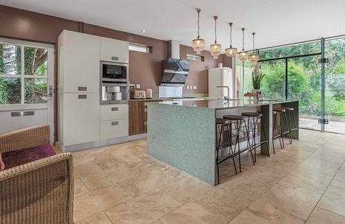Oxford Villa | Elegant Art Décor Villa with Spa and Hot Tub in Oxfordshire