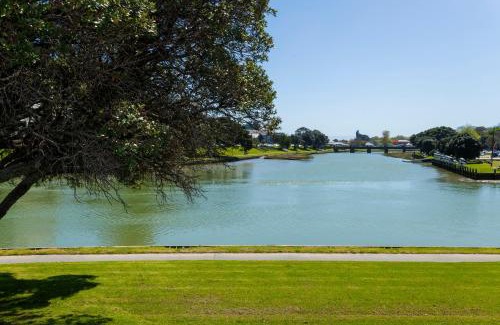 Gisborne House | Experience Art Deco Elegance with River Views in the City
