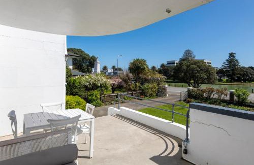 Gisborne House | Experience Art Deco Elegance with River Views in the City