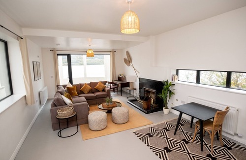 Corofin House | Idyllic Art Deco Lakehouse Retreat at Inchiquin - 10/10 Rated