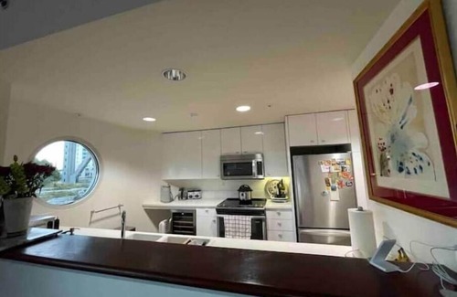 South Beach Apartment | Art Deco Oasis: Family-Friendly Retreat in Downtown SF