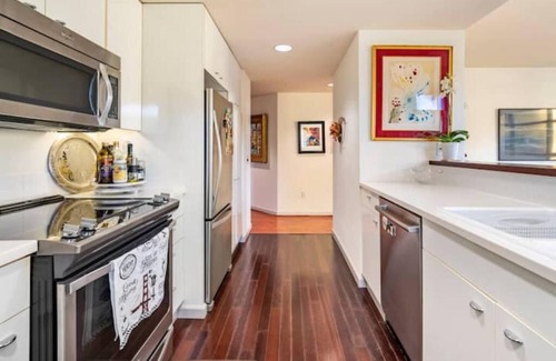 South Beach Apartment | Art Deco Oasis: Family-Friendly Retreat in Downtown SF