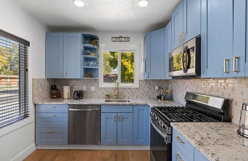South Salt Lake House | Art Deco Oasis with Pool, Spa & Hot Tub - Rated 10/10