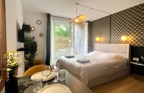 Chasseneuil-du-Poitou Apartment | Art Deco Studio avec terrasse aux portes du parc